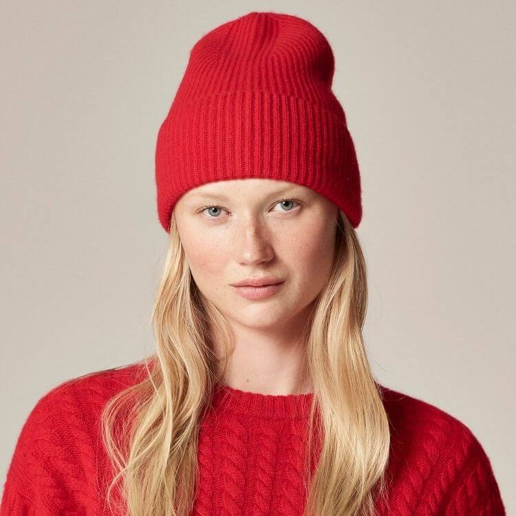 A classic grey ribbed cashmere beanie.